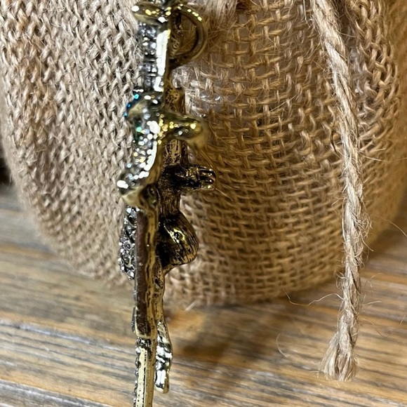 Vintage-Inspired Fancy Pants Horse Brooch. - Picture 4 of 5